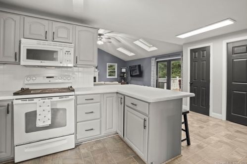 33 Windsor Rd, Huntington CT 06484-5022 exterior