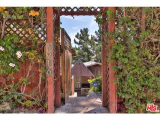 3916 Glenalbyn Dr, Los Angeles, CA 90065-3106