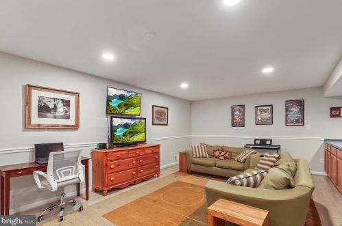 1426 Cellar Crk Way, Herndon VA  20170-2805 exterior