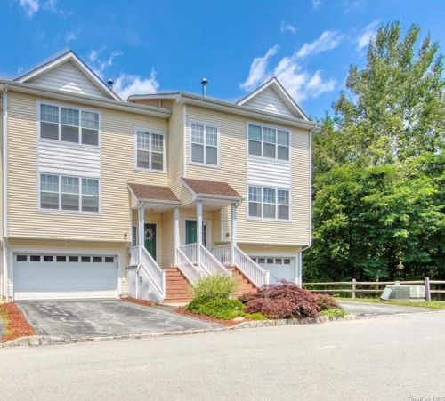 94 Woodlake Dr, Middletown, NY 10940-4274