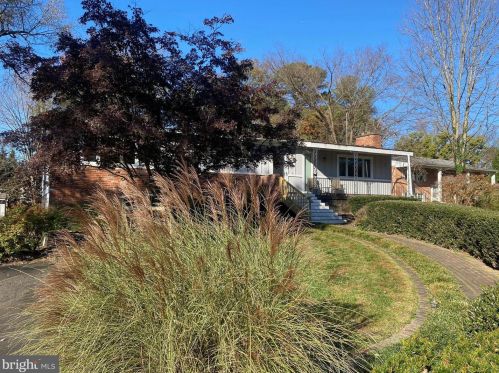 822 Walker Rd, Great Falls, VA 22066-2607