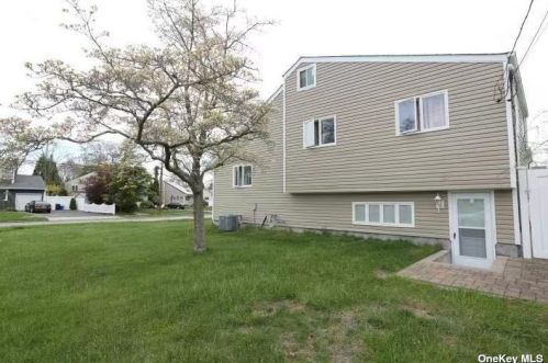 12 Thomas Dr, Babylon NY  11703-2324 exterior