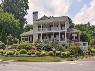 601 Carriage Commons Dr, Hendersonville, NC 28791-1815
