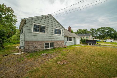 61 Hemlock Ln, Bayshore, NY 11706-7837