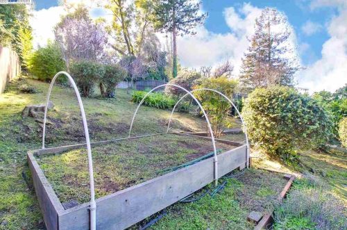 6171 Brookside Ave, Oakland CA 94618-1828 exterior