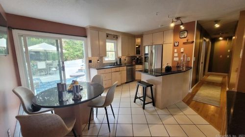 8 Pequot Trl, Huntington, CT 06484-5428