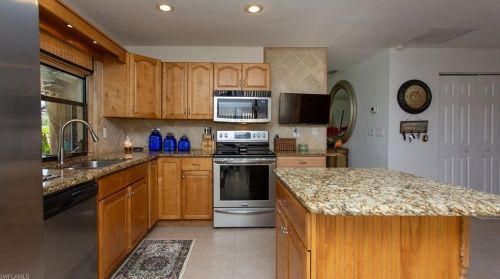 905 52nd St, Cape Coral FL  33914-7086 exterior