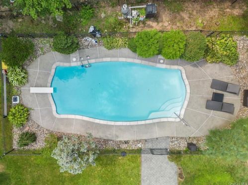 21 Yorkshire Dr, Airmont NY  10901-7217 exterior