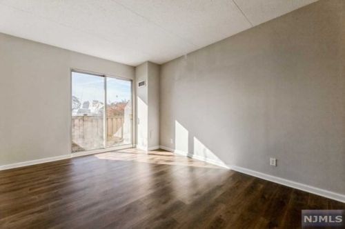 1055 River Rd, Edgewater NJ  07020-1364 exterior