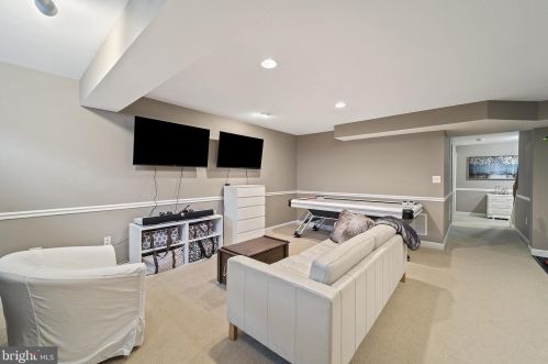 8168 Gilroy Dr, Lorton VA 22079-2936 exterior