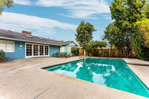 6620 Columbus Ave, Van Nuys CA  91405-4516 exterior