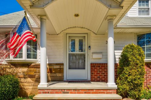 3893 Brooklyn Ave, Seaford, NY 11783-2343