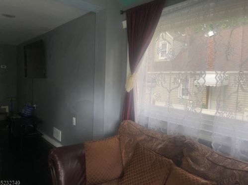 568 5th Ave, Roselle, NJ 07203-2356