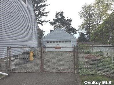 4006 Old Post Rd, Seaford, NY 11783-1151