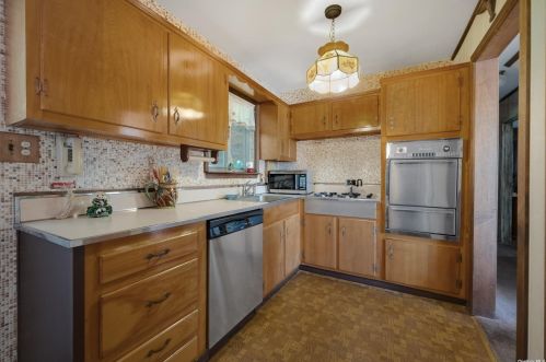 10 Purdy Ave, Elwood NY  11731-4503 exterior