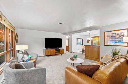 1175 Blue Ridge Dr, Green Bay, WI 54304-4172