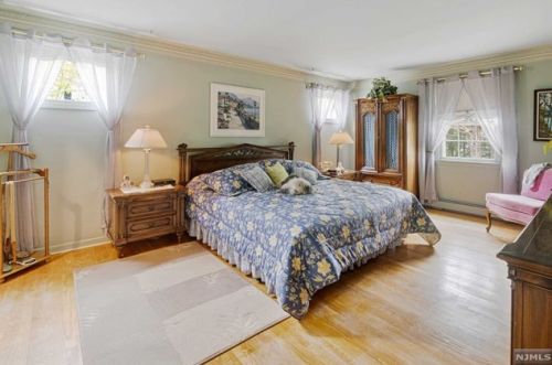 17 Colonial Dr, Allendale NJ  07401-1401 exterior