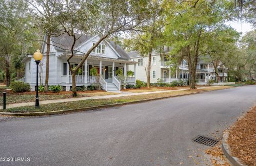 17 Newpoint Rd, Beaufort, SC 29907-2045