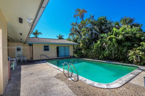 712 10th Ave, Hollywood FL  33019-1903 exterior