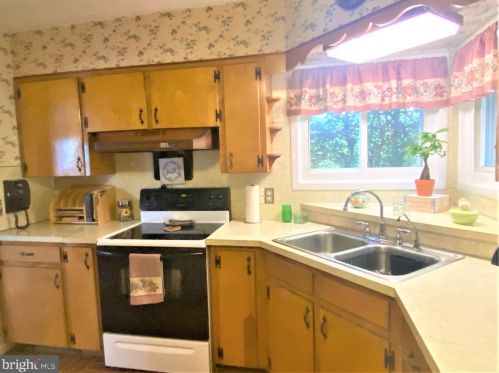 2122 Edgewood Ave, Easton PA  18045-2216 exterior