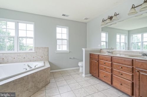 7 Westbury Dr, Berlin Boro NJ  08009-9681 exterior