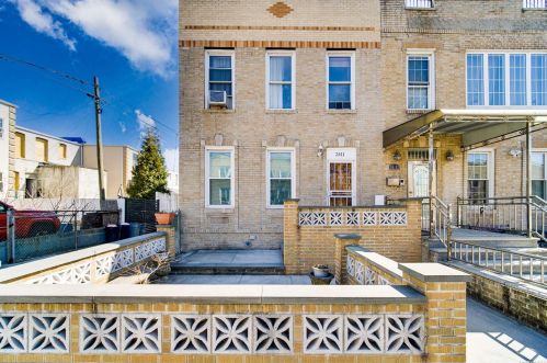 24-11 35th St, Long Island City, NY 11103-2034