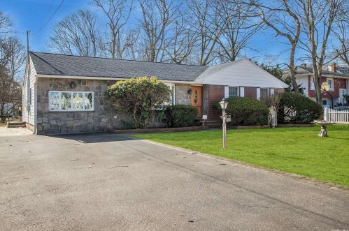 368 Furrows Rd, Holbrook, NY 11741-2717