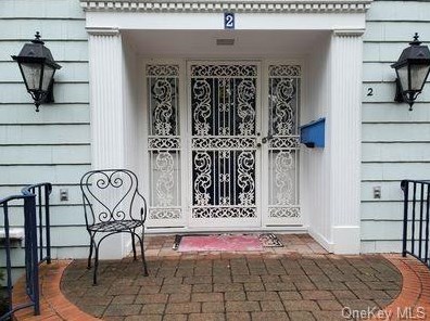 2 Colonial Rd, White Plains, NY 10605-2202