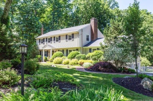 170 Barclay Dr, Stamford, CT 06903-4311