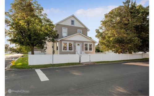 315 Ferraris St, Copiague, NY 11726-1609