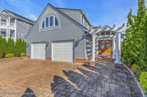 88 Driftwood Dr, Bricktown, NJ 08723-5806