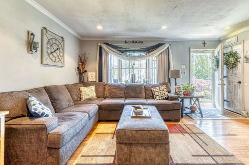 210 36th St, North Lindenhurst, NY 11757-2648