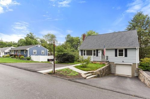 1587 Hanover St, Yorktown Hgts, NY 10598-4711