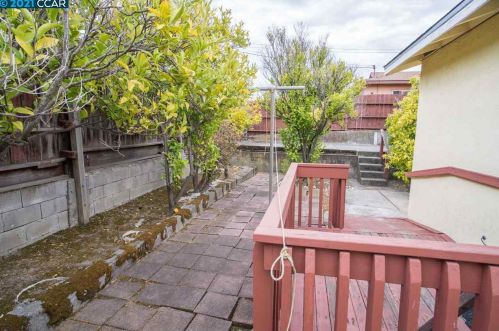 2699 Shamrock Dr, Richmond CA  94806-1555 exterior