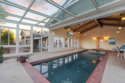 26945 Brooken Ave, Santa Clarita CA  91387-3904 exterior