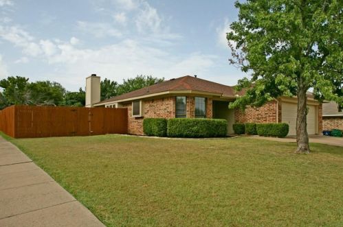 5952 Hillglen Dr, Fort Worth, TX 76148-1354