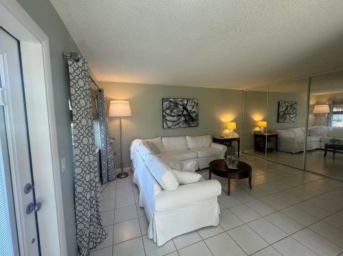 125 Dorchester F, West Palm Beach, FL 33417-1442