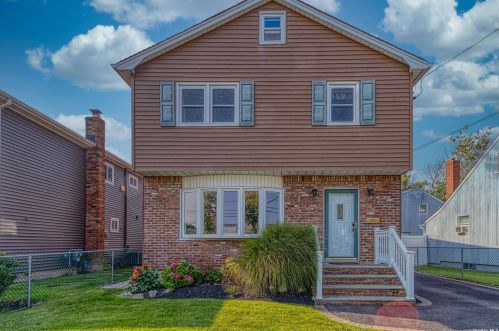 10 Spring St, North Lindenhurst, NY 11757-6237