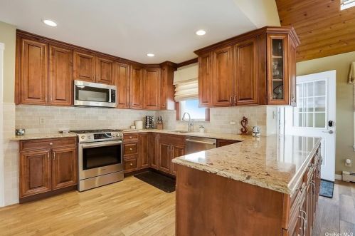 324 Oak Neck Rd, West Islip NY  11795-3613 exterior