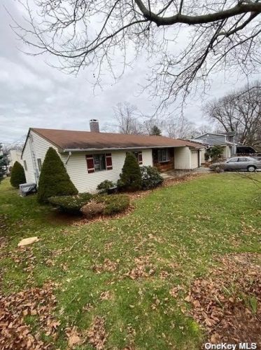 3 Marilyn Dr, San Remo, NY 11754-3805