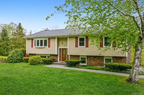 68 Wood St, Mahopac, NY 10541-4904