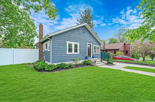 10 Pine St, Lake Grove, NY 11755-1512