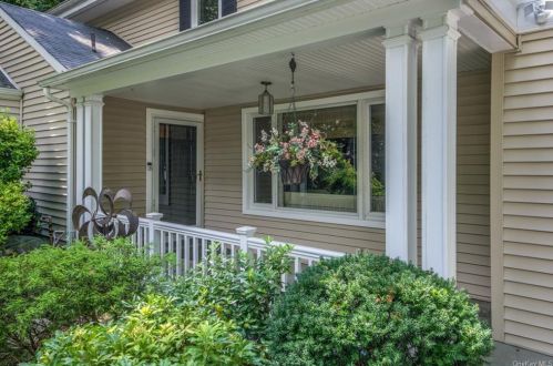 67 Gladstone Rd, New Rochelle, NY 10804-1212