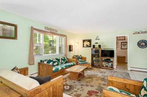 17 Chestnut Ln, East Quogue, NY 11942-4621