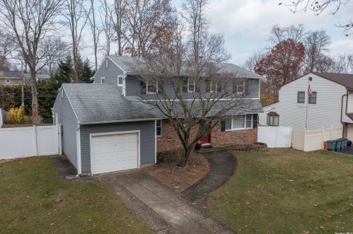 119 Boxwood Dr, San Remo, NY 11754-2913