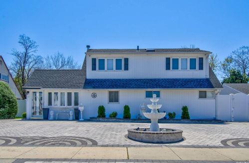 9 Walnut Ln, Hicksville, NY 11801-5714