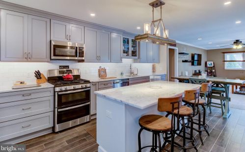 5 Holly Dr, West Deptford, NJ 08096-3319