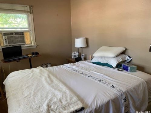 385 Broome Ave, North Lindenhurst NY  11757-3834 exterior