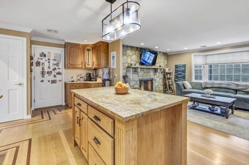 23 Treeland Rd, Huntington CT  06484-2730 exterior