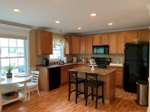 1 Donahue Ln, Manchester, CT 06042-1774